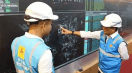 General Manager PLN UID Riau dan Kepulauan Riau, Didik Wicaksono (kanan), berkoordinasi dengan Manajer PLN UP2D Riau, Andi Setiawan (kiri) di ruang Riau Command Center (RCC) PLN UP2D Riau, Pekanbaru. Insiden mati lampu massal atau blackout yang melumpuhkan sebagian besar Pulau Sumatera, termasuk Provinsi Jambi sejak Jumat (22/5/2026) malam menyisakan pertanyaan besar di benak publik mengenai lambatnya proses pemulihan.  