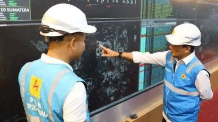General Manager PLN UID Riau dan Kepulauan Riau, Didik Wicaksono (kanan), berkoordinasi dengan Manajer PLN UP2D Riau, Andi Setiawan (kiri) di ruang Riau Command Center (RCC) PLN UP2D Riau, Pekanbaru. Insiden mati lampu massal atau blackout yang melumpuhkan sebagian besar Pulau Sumatera, termasuk Provinsi Jambi sejak Jumat (22/5/2026) malam menyisakan pertanyaan besar di benak publik mengenai lambatnya proses pemulihan.  
