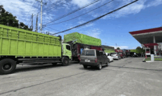 Takut Kehabisan Solar Saat Hari Kerja, Sopir Truk di Padang Rela Antre Sejak Minggu Pagi