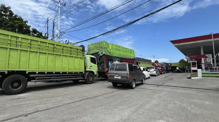 Antrean panjang kendaraan angkutan barang memadati Stasiun Pengisian Bahan Bakar Umum (SPBU) Kayu Gadang, Kecamatan Kuranji, Kota Padang, Sumatera Barat, Minggu (17/5/2026) pagi. Sejumlah supir mengeluh karena panjangnya antrean untuk mengisi BBM Subsidi tersebut dan sulit mendapatkannya. 