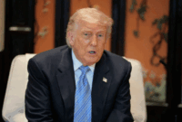 Presiden AS Donald Trump berbicara dalam pertemuan dengan Presiden China Xi Jinping di sela-sela kunjungan ke Taman Zhongnanhai di Beijing, China (15/5/2026). Foto: Evan Vucci/REUTERS