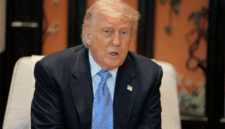 Presiden AS Donald Trump berbicara dalam pertemuan dengan Presiden China Xi Jinping di sela-sela kunjungan ke Taman Zhongnanhai di Beijing, China (15/5/2026). Foto: Evan Vucci/REUTERS