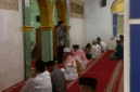 Sebagian jemaah Tarekat Naqsabandiyah di Kota Padang, Sumatera Barat, menggelar salat Idul Adha 1447 Hijriah pada Senin (25/5/2026) pagi. Suasana religius terasa sangat kental seiring dengan gema takbir yang terus dikumandangkan secara bersama-sama sebelum salat Id dimulai. 