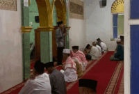 Sebagian jemaah Tarekat Naqsabandiyah di Kota Padang, Sumatera Barat, menggelar salat Idul Adha 1447 Hijriah pada Senin (25/5/2026) pagi. Suasana religius terasa sangat kental seiring dengan gema takbir yang terus dikumandangkan secara bersama-sama sebelum salat Id dimulai. 