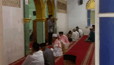 Sebagian jemaah Tarekat Naqsabandiyah di Kota Padang, Sumatera Barat, menggelar salat Idul Adha 1447 Hijriah pada Senin (25/5/2026) pagi. Suasana religius terasa sangat kental seiring dengan gema takbir yang terus dikumandangkan secara bersama-sama sebelum salat Id dimulai. 