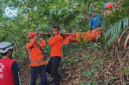 Evakuasi lima pendaki di Gunung Monrolo, Desa Bonto Manurung, Kecamatan Tompobulu, Kabupaten Maros, Sulawesi Selatan. Foto: Dok. SAR