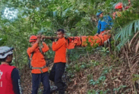 Evakuasi lima pendaki di Gunung Monrolo, Desa Bonto Manurung, Kecamatan Tompobulu, Kabupaten Maros, Sulawesi Selatan. Foto: Dok. SAR