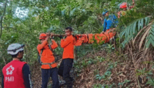 Evakuasi lima pendaki di Gunung Monrolo, Desa Bonto Manurung, Kecamatan Tompobulu, Kabupaten Maros, Sulawesi Selatan. Foto: Dok. SAR