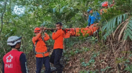 Evakuasi lima pendaki di Gunung Monrolo, Desa Bonto Manurung, Kecamatan Tompobulu, Kabupaten Maros, Sulawesi Selatan. Foto: Dok. SAR