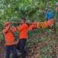 Evakuasi lima pendaki di Gunung Monrolo, Desa Bonto Manurung, Kecamatan Tompobulu, Kabupaten Maros, Sulawesi Selatan. Foto: Dok. SAR