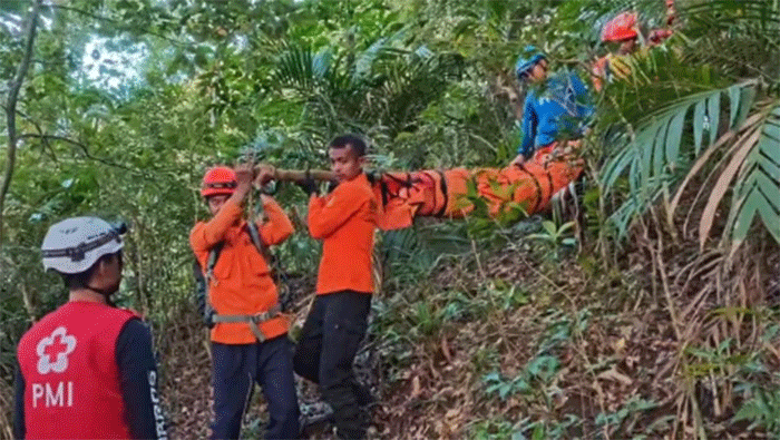 Evakuasi lima pendaki di Gunung Monrolo, Desa Bonto Manurung, Kecamatan Tompobulu, Kabupaten Maros, Sulawesi Selatan. Foto: Dok. SAR