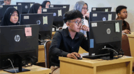 Peserta menjalani Ujian Tulis Berbasis Komputer (UTBK) untuk Seleksi Nasional Berdasarkan Tes (SNBT) di Universitas Negeri Jakarta, Rabu (22/4/2026). Foto: Iqbal Firdaus/kumparan