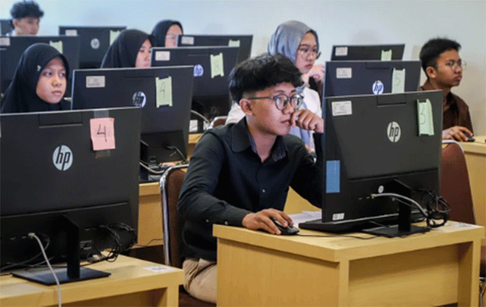 Peserta menjalani Ujian Tulis Berbasis Komputer (UTBK) untuk Seleksi Nasional Berdasarkan Tes (SNBT) di Universitas Negeri Jakarta, Rabu (22/4/2026). Foto: Iqbal Firdaus/kumparan