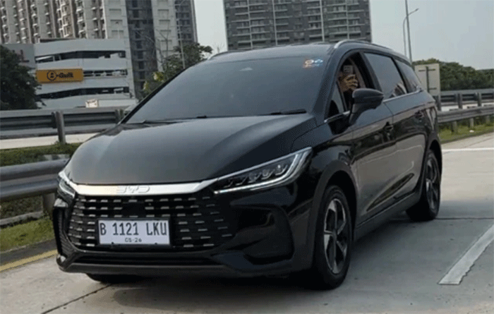 BYD M6 DM. Foto: Syahrul Ghiffari/kumparan
