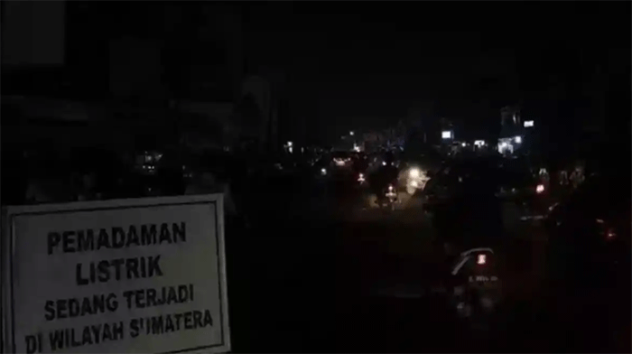 Desakan agar Perusahaan Listrik Negara (PLN) untuk mengantisipasi kerugian yang dialami pelaku Usaha Mikro Kecil Menengah (UMKM) imbas pemutusan aliran listrik, mengemuka. 