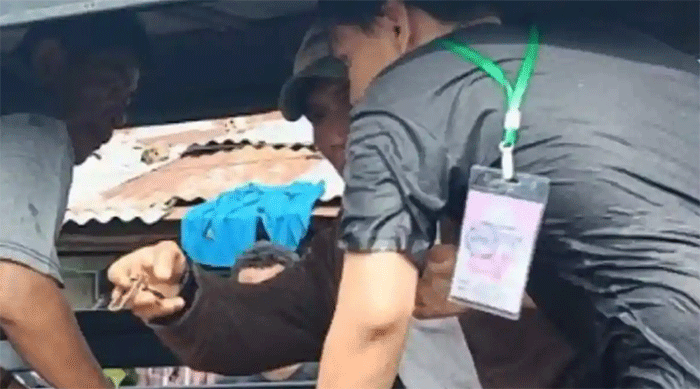 Nasib tragis dialami Juli Hermanto (40), warga Jalan Panca Usaha RT 63, Kelurahan 5 Ulu, Kecamatan Seberang Ulu (SU) I, Palembang. 


Artikel ini telah tayang di TribunJambi.com dengan judul Niat Cuci Usus Kurban di Bawah Jembatan, Juli Tewas Tenggelam Diduga Tak Bisa Berenang, https://jambi.tribunnews.com/news/1197006/niay-cuci-usus-kurban-di-bawah-jembatan-juli-tewas-tenggelam-diduga-tak-bisa-berenang?page=2.
Penulis: Tommy Kurniawan | Editor: Tommy Kurniawan