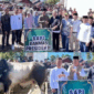 Bupati Kerinci Monadi, bersama Wakil Bupati H. Murison, menyerahkan sapi kurban bantuan kemasyarakatan dari Presiden Republik Indonesia.