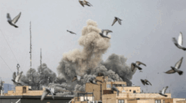 Burung-burung terbang saat asap mengepul setelah ledakan, menyusul serangan Israel dan AS terhadap Iran, di Teheran, Iran, 2 Maret 2026. Foto: West Asia News Agency via REUTERS