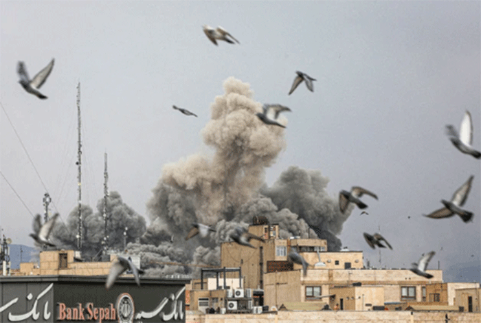 Burung-burung terbang saat asap mengepul setelah ledakan, menyusul serangan Israel dan AS terhadap Iran, di Teheran, Iran, 2 Maret 2026. Foto: West Asia News Agency via REUTERS