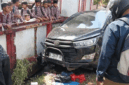 Mobil yang dikendarai Kepala DPMPTSP Kabupaten Pandeglang, Ahmad Mursidi, menabrak kerumunan anak-anak SDN Sukaratu 5, Kecamatan Majasari, yang sedang jajan di pinggir jalan di depan sekolah, Kamis (30/4/2026). Foto: Dok. Istimewa