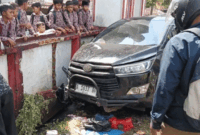 Mobil yang dikendarai Kepala DPMPTSP Kabupaten Pandeglang, Ahmad Mursidi, menabrak kerumunan anak-anak SDN Sukaratu 5, Kecamatan Majasari, yang sedang jajan di pinggir jalan di depan sekolah, Kamis (30/4/2026). Foto: Dok. Istimewa