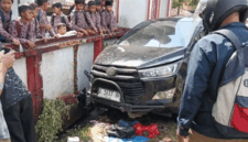 Mobil yang dikendarai Kepala DPMPTSP Kabupaten Pandeglang, Ahmad Mursidi, menabrak kerumunan anak-anak SDN Sukaratu 5, Kecamatan Majasari, yang sedang jajan di pinggir jalan di depan sekolah, Kamis (30/4/2026). Foto: Dok. Istimewa