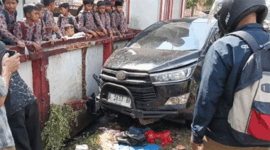 Mobil yang dikendarai Kepala DPMPTSP Kabupaten Pandeglang, Ahmad Mursidi, menabrak kerumunan anak-anak SDN Sukaratu 5, Kecamatan Majasari, yang sedang jajan di pinggir jalan di depan sekolah, Kamis (30/4/2026). Foto: Dok. Istimewa