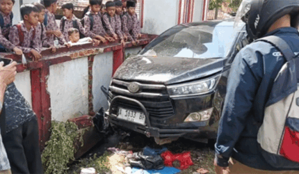 Mobil yang dikendarai Kepala DPMPTSP Kabupaten Pandeglang, Ahmad Mursidi, menabrak kerumunan anak-anak SDN Sukaratu 5, Kecamatan Majasari, yang sedang jajan di pinggir jalan di depan sekolah, Kamis (30/4/2026). Foto: Dok. Istimewa