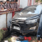Mobil yang dikendarai Kepala DPMPTSP Kabupaten Pandeglang, Ahmad Mursidi, menabrak kerumunan anak-anak SDN Sukaratu 5, Kecamatan Majasari, yang sedang jajan di pinggir jalan di depan sekolah, Kamis (30/4/2026). Foto: Dok. Istimewa