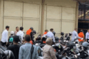 Penyidik Polda Jambi melakukan upaya penahanan secara paksa pada eks Kadisdik Provinsi Jambi, Varial Adhi Putra dan 2 tersangka lainnya, Senin (4/5/2026). Ketiganya terjerat dugaan kasus korupsi alat praktik SMK pada Dinas Pendidikan Provinsi Jambi yang merugikan negara hingga Rp21,8 miliar. 