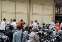 Penyidik Polda Jambi melakukan upaya penahanan secara paksa pada eks Kadisdik Provinsi Jambi, Varial Adhi Putra dan 2 tersangka lainnya, Senin (4/5/2026). Ketiganya terjerat dugaan kasus korupsi alat praktik SMK pada Dinas Pendidikan Provinsi Jambi yang merugikan negara hingga Rp21,8 miliar. 