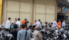 Penyidik Polda Jambi melakukan upaya penahanan secara paksa pada eks Kadisdik Provinsi Jambi, Varial Adhi Putra dan 2 tersangka lainnya, Senin (4/5/2026). Ketiganya terjerat dugaan kasus korupsi alat praktik SMK pada Dinas Pendidikan Provinsi Jambi yang merugikan negara hingga Rp21,8 miliar. 