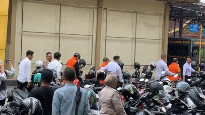 Penyidik Polda Jambi melakukan upaya penahanan secara paksa pada eks Kadisdik Provinsi Jambi, Varial Adhi Putra dan 2 tersangka lainnya, Senin (4/5/2026). Ketiganya terjerat dugaan kasus korupsi alat praktik SMK pada Dinas Pendidikan Provinsi Jambi yang merugikan negara hingga Rp21,8 miliar. 