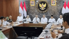 Konferensi Pers Kopdes Merah Putih di Kantor Kemenko Pangan, Menteng, Jakarta Pusat, Senin (4/5/2026). Hingga pendaftaran resmi ditutup pada 25 April 2026, tercatat sebanyak 639.732 orang telah mendaftarkan diri. Dari total tersebut, 487.819 pelamar berhasil melengkapi administrasi, dan 483.648 orang dinyatakan lolos untuk mengikuti tahap berikutnya. 