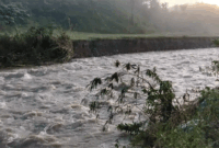 Banjir bandang di Desa Muara Madras merendam rumah warga dan merusak jembatan serta fasilitas umum, tanpa menimbulkan korban jiwa, Minggu (3/5/2026) malam. 