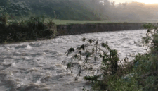 Banjir bandang di Desa Muara Madras merendam rumah warga dan merusak jembatan serta fasilitas umum, tanpa menimbulkan korban jiwa, Minggu (3/5/2026) malam. 