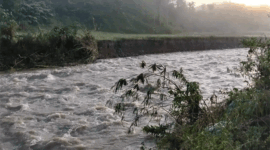 Banjir bandang di Desa Muara Madras merendam rumah warga dan merusak jembatan serta fasilitas umum, tanpa menimbulkan korban jiwa, Minggu (3/5/2026) malam. 
