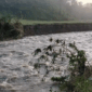 Banjir bandang di Desa Muara Madras merendam rumah warga dan merusak jembatan serta fasilitas umum, tanpa menimbulkan korban jiwa, Minggu (3/5/2026) malam. 