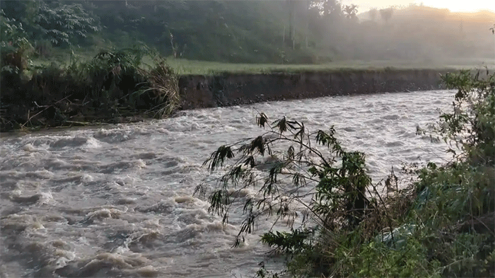 Banjir bandang di Desa Muara Madras merendam rumah warga dan merusak jembatan serta fasilitas umum, tanpa menimbulkan korban jiwa, Minggu (3/5/2026) malam. 