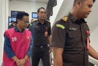Tiga tersangka, termasuk pejabat Perumda Tirta Mayang, ditahan Kejari Jambi dalam kasus dugaan korupsi pengadaan bahan kimia penjernih air yang merugikan negara Rp4,4 miliar. 