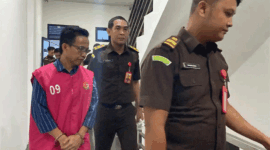 Tiga tersangka, termasuk pejabat Perumda Tirta Mayang, ditahan Kejari Jambi dalam kasus dugaan korupsi pengadaan bahan kimia penjernih air yang merugikan negara Rp4,4 miliar. 
