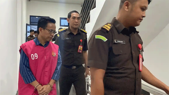 Tiga tersangka, termasuk pejabat Perumda Tirta Mayang, ditahan Kejari Jambi dalam kasus dugaan korupsi pengadaan bahan kimia penjernih air yang merugikan negara Rp4,4 miliar. 