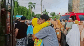 Sebanyak 435 jemaah haji Kloter 13 asal Kota Jambi diberangkatkan, sementara dua orang ditunda karena sakit. 
