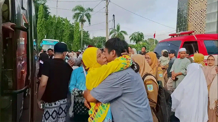 Sebanyak 435 jemaah haji Kloter 13 asal Kota Jambi diberangkatkan, sementara dua orang ditunda karena sakit. 
