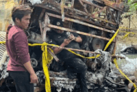 Penampakan bangkai bus ALS yang kecelakaan dengan truk tangki BBM di Karangjaya, Kabupaten Muratara, Provinsi Sumatra Selatan, Kamis (7/5/2026) pagi. Sejumlah anggota kepolisian masih berada di sekitar area kecelakaan meski hujan lebat mengguyur kawasan tersebut. 