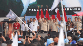 Presiden Prabowo tiba di panggung utama perayaan Hari Buruh di Monas, Jakarta, Jumat (1/5/2026). Foto: Jamal Ramadhan/kumparan