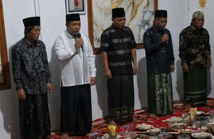 Warga di Tanco, Kabupaten Kerinci, melakukan Butale Haji. Ini merupakan nyanyian haru masyarakat Kerinci dalam mengantarkan tamu Allah menuju Tanah Suci. 