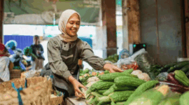 Perempuan muslim sedang berjualan sayuran. (Foto: Magnific)