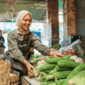 Perempuan muslim sedang berjualan sayuran. (Foto: Magnific)