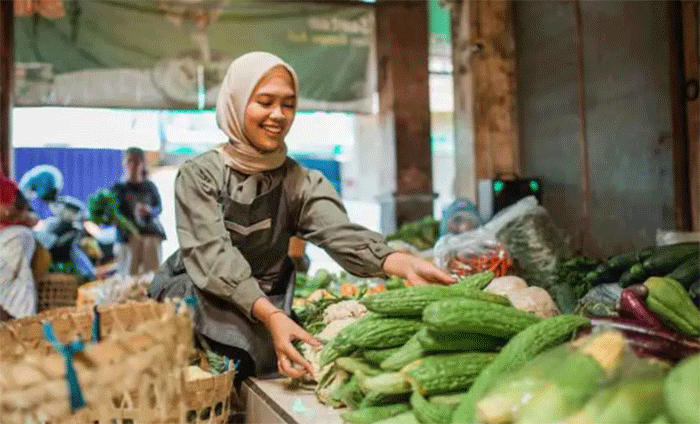 Perempuan muslim sedang berjualan sayuran. (Foto: Magnific)